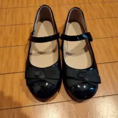 黒いリボン付きフォーマルシューズ