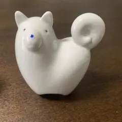 白い陶器製犬の置物