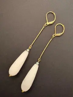 ホワイトジェイドティアードロップピアス ステンレスピアス イヤリング金具変更可能