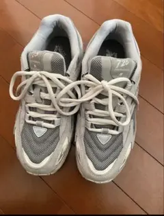 New Balance 725 グレー スニーカーのサムネイル