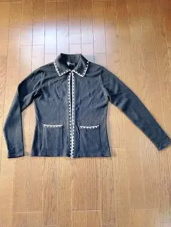 黒い襟付き長袖カーディガン