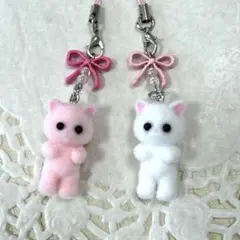 Q-35 フロッキーキーホルダー2個セット　猫　ホワイト　ピンク　チャーム