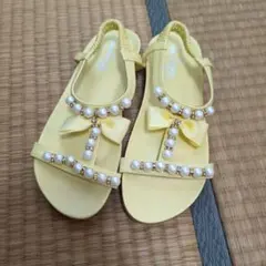 22cm　キッズ ホワイト パール装飾 サンダル