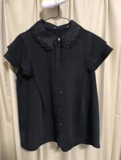 Grove 黒の刺繍入りフレアスリーブシャツ