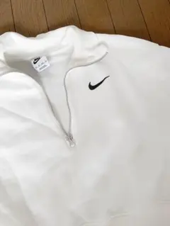 Nike ホワイト ジップアップ ショート丈