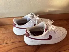 Nike ホワイト/バーガンディ スニーカー