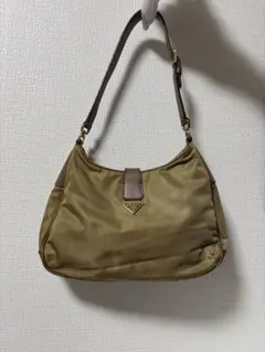 Brady/ブレディ カーキ ショルダーバッグ バナナ型 - メルカリ