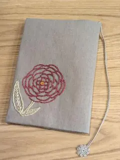 ハンドメイド刺繍のブックカバー