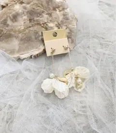 ゴールド パール 花 ホワイト 結婚式 ブライダルアクセサリー ピアス