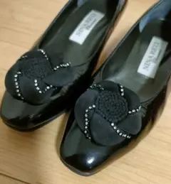 売切【NINA RICCI】パンプス　22.5 エナメル 黒 カメリアのサムネイル