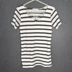 DAISY MERRY 白黒ストライプ Vネック 半袖Tシャツ 金飾り Mのサムネイル