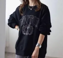 ボンジュールサガン　白抜きカレッジロゴ刺繍BIGスウェット　ブラック　○24