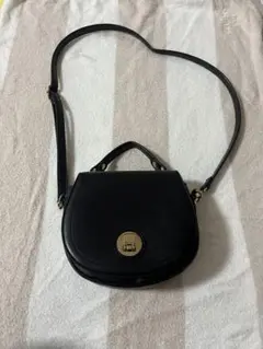 黒い合成皮革ショルダーバッグ