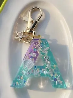 『海の中』イニシャルＡ　グリーン系　パープル　キーホルダーゴールド
