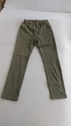 カーキ色のパンツ 十部丈 140