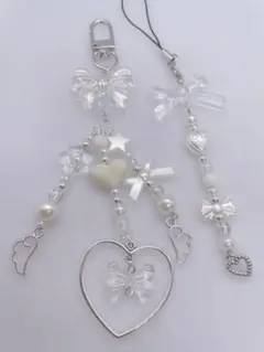 ビーズキーホルダーストラップ　韓国y2k リボン　コレクトブック　白　チャーム