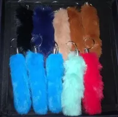 フェイクファー キーホルダー 黒 ネイビー 薄茶 茶色 青 ミントグリーン 赤