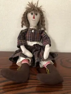 チェック柄ドレスの人形