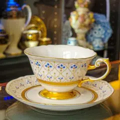 青い花模様のティーカップとソーサー