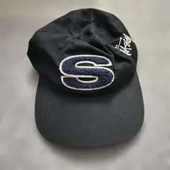 m*u様 Stussy 刺繍 Sロゴ ベースボールキャップ