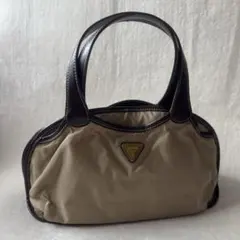 GUESS ゲス ミニバッグ ボストンバック型 ベージュ ロゴのサムネイル