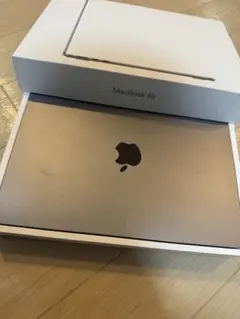 【美品】MacBook Air M2 本体 スターライト 箱付き MacBook Air 13インチ Apple M2チップ搭載モデル [2022年モデル /SSD
