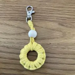 【ハンドメイド】マクラメ編みチャーム　キーホルダー　黄色　からし色