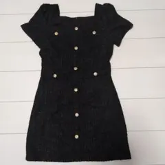 黒いボタン付きミニワンピース