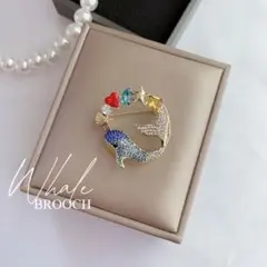 カラフル ホエール ブローチ カラーストーン 上品 海 ブルー 夏 クジラ