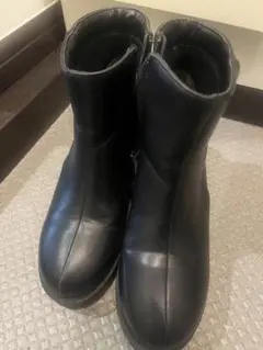 黒い厚底ジッパー付きショートブーツ