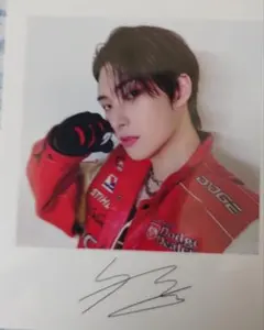 ATEEZ ウヨン サイン入りチェキ ポラロイド ATEEZ ウヨン サイン入りポラロイド風フォト - メルカリ