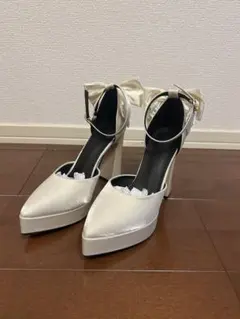 リボン付きシルバーサテンハイヒール