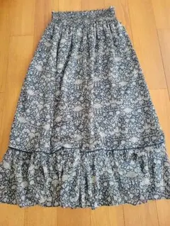 MADEMOISELLE ROPE フレアスカート ネイビー 花柄のサムネイル