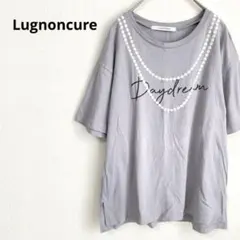 《ルノンキュール》ネックレスの刺繍柄 クルーネックTシャツ グレー プリントロゴのサムネイル