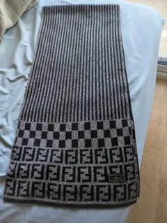 【よ】GIVENCHY ブラックグレー幾何学模様 マフラー試着のみ よ様専用】GIVENCHY ブラックグレー幾何学模様 マフラー試着のみ