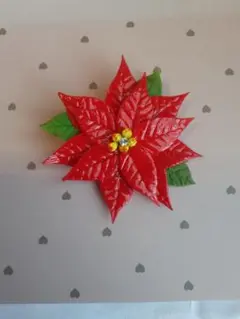 ブローチ　赤　樹脂粘土　ハンドメイド