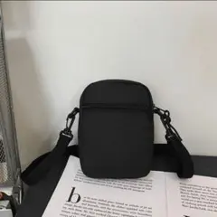 ブラック ショルダーバッグ コンパクト ボディバッグ　　　黒