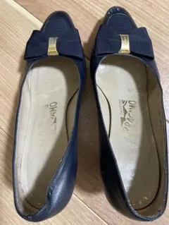 フェラガモ　ネイビー