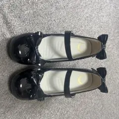 エナメル調 ストラップパンプス ブラック リボン付き
