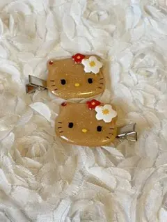 ハローキティ 　日焼け　フェイス型　ヘアクリップ 2個セット　前髪クリップ