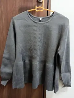 値下げ！【新品　タグ無し】バックパールフレアニット　チャコールグレーM　coca