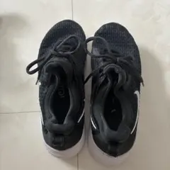 NIKE RENEW ブラック ホワイト スニーカー