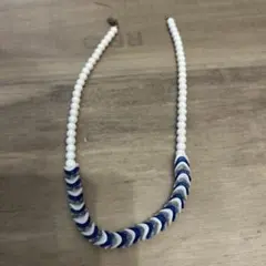 ホワイトとブルーの波状ネックレス