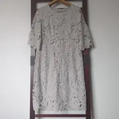 SANS FIN　グレー 花柄レース 半袖 ひざ丈ワンピース