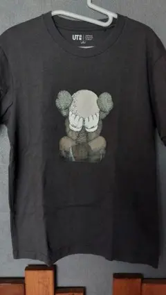 ユニクロ カウズ Tシャツ コラボ
