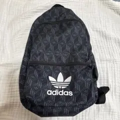 アディダスオリジナル リュック 幾何学模様