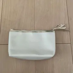 ホワイト合成皮革ポーチ ゴールドファスナー