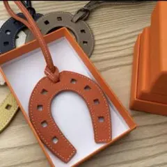 【人気商品】オレンジ レザー 馬蹄型チャーム