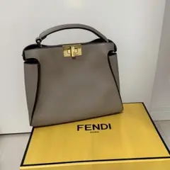FENDI ピーカブー　エッセンシャリー　バッグのサムネイル