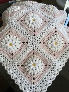 ハンドメイド　お花モチーフ編み　グラニースクエア　マルチカバー　ベビーピンク